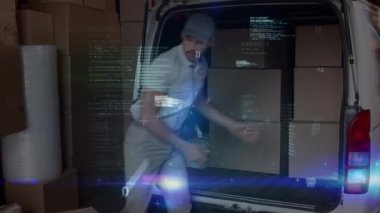 Gülümseyen teslimatçı üzerinde veri işleme animasyonu. küresel gönderim ve bağlantılar konsepti dijital olarak oluşturulmuş video.