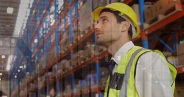 Depoda çalışan adamın veri işleme animasyonu. küresel sevkiyat, dağıtım ve bağlantılar konsepti dijital olarak oluşturulmuş video.