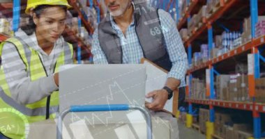 Depoda çalışan insanların veri işleme animasyonları. küresel sevkiyat, dağıtım ve bağlantılar konsepti dijital olarak oluşturulmuş video.