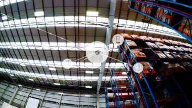 Deponun üzerindeki simgelerle bağlantı ağlarının animasyonu. küresel gönderim ve bağlantılar konsepti dijital olarak oluşturulmuş video.