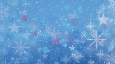 Kar tanelerinin üzerine yağan karların ve mavi arka planda kırmızı lekelerin canlandırması. Noel, kış ve kutlama konsepti dijital olarak oluşturuldu.