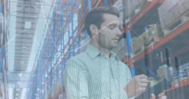 Depoda çalışan adamın istatistik ve mali veri işleme animasyonu. küresel gönderim ve bağlantılar konsepti dijital olarak oluşturulmuş video.