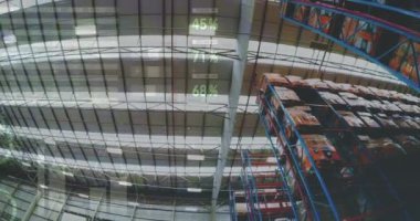 Boş bir depoda veri işleme animasyonu. küresel sevkiyat, dağıtım ve bağlantılar konsepti dijital olarak oluşturulmuş video.