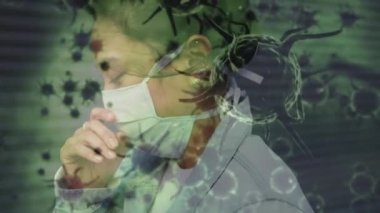 Yüz maskeli bir kadının üzerinde hareket eden kovid 19 hücrenin animasyonu. küresel covid 19 salgın hastalık ve sağlık hizmetleri konsepti dijital olarak oluşturulmuş video.