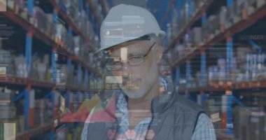 Depoda çalışan adamın istatistik ve mali veri işleme animasyonu. küresel gönderim ve bağlantılar konsepti dijital olarak oluşturulmuş video.