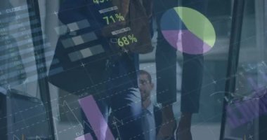 Ofisteki yürüyen merdiven kullanan iş adamları üzerinde finansal veri işleme animasyonu. küresel finans, iş ve dijital arayüz kavramı dijital olarak oluşturulmuş video.