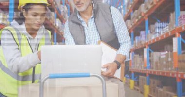 Depoda çalışan insanların veri işleme animasyonları. küresel sevkiyat, dağıtım ve bağlantılar konsepti dijital olarak oluşturulmuş video.