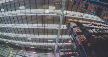 Boş bir depoda veri işleme animasyonu. küresel sevkiyat, dağıtım ve bağlantılar konsepti dijital olarak oluşturulmuş video.