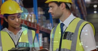 Depoda çalışan insanların veri işleme animasyonları. küresel sevkiyat, dağıtım ve bağlantılar konsepti dijital olarak oluşturulmuş video.