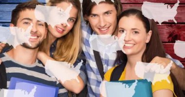 Tahta masa ve Amerikan bayrağı üzerinde gülümseyen dostların animasyonu. Vatanseverlik ve kutlama konsepti dijital olarak oluşturulmuş video.