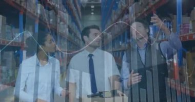 Depoda çalışan kadın ve erkeklerin istatistiklerinin ve finansal veri işlemlerinin animasyonu. küresel gönderim ve bağlantılar konsepti dijital olarak oluşturulmuş video.