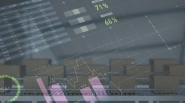 Depodaki taşıma bantlarındaki karton kutuların üzerinden geçen istatistiklerin animasyonu. küresel gönderim ve bağlantılar konsepti dijital olarak oluşturulmuş video.