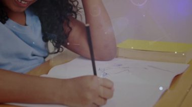 Sınıftaki liseli kız üzerinden bağlantı ağlarının animasyonu. küresel eğitim, dijital arayüz ve bağlantılar dijital olarak oluşturulmuş video konsepti.