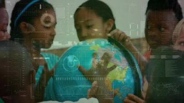 Sınıfta dünyaya bakan öğrencilerin veri işleme animasyonları. küresel eğitim, dijital arayüz ve bağlantılar dijital olarak oluşturulmuş video konsepti.