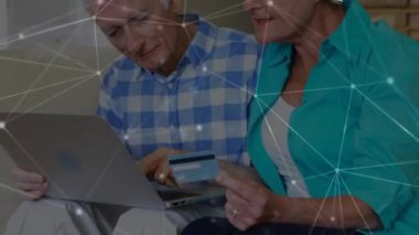Dizüstü bilgisayarla üst düzey çiftler arasındaki bağlantı ağlarının animasyonu. küresel bağlantılar, alışveriş ve dijital arayüz konsepti dijital olarak oluşturulmuş video.