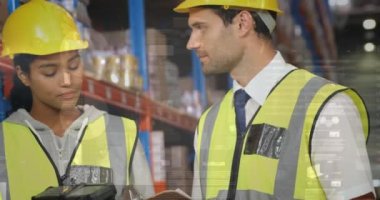 Depoda çalışan insanların veri işleme animasyonları. küresel sevkiyat, dağıtım ve bağlantılar konsepti dijital olarak oluşturulmuş video.