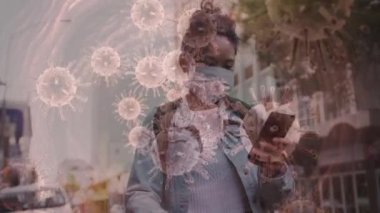 Yüz maskeli bir kadının üzerinde hareket eden kovid 19 hücrenin animasyonu. küresel covid 19 salgın hastalık ve sağlık hizmetleri konsepti dijital olarak oluşturulmuş video.