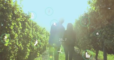 Dijital simgelerin ve veri işlemlerinin sahada kucaklaşan insanlar üzerinde canlandırılması. küresel dijital arayüz, veri işleme ve teknoloji konsepti dijital olarak oluşturulmuş video.