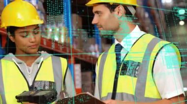 Depoda çalışan farklı insanların veri işleme animasyonları. küresel sevkiyat, dağıtım ve bağlantılar konsepti dijital olarak oluşturulmuş video.