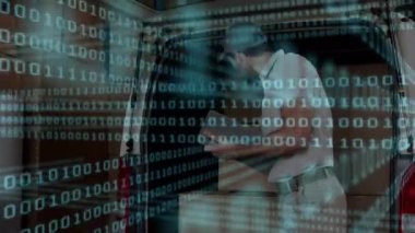 Gülümseyen teslimatçı üzerinde ikili kodlama animasyonu. küresel gönderim ve bağlantılar konsepti dijital olarak oluşturulmuş video.