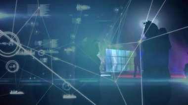Kulüpte dans eden insanlar üzerindeki bağlantı ağlarının animasyonu. küresel eğlence, müzik ve bağlantılar konsepti dijital olarak oluşturulmuş video.