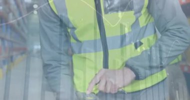 Depoda çalışan adamın istatistik ve mali veri işleme animasyonu. küresel gönderim ve bağlantılar konsepti dijital olarak oluşturulmuş video.