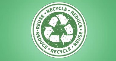 Yeşil arka planda geri dönüşüm metni, logo ve plastik şişelerin animasyonu. küresel koruma ve yeşil farkındalık kavramı dijital olarak oluşturulmuş video.