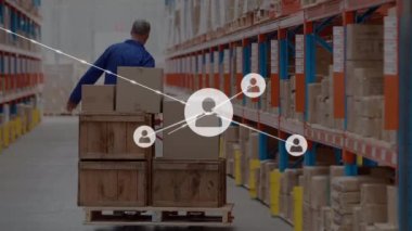 Depoda çalışan adam üzerindeki bağlantı ağının animasyonu. küresel gönderim ve bağlantılar konsepti dijital olarak oluşturulmuş video.