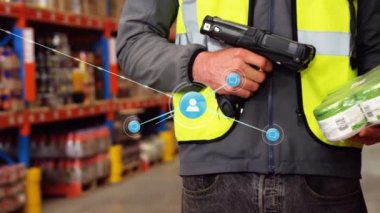 Depoda çalışan adamın üzerindeki ikonlarla olan bağlantıların animasyonu. küresel gönderim ve bağlantılar konsepti dijital olarak oluşturulmuş video.