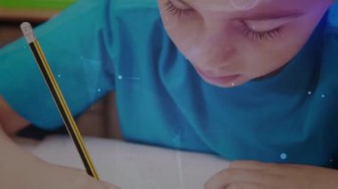 Sınıftaki okul çocuğu üzerinden bağlantı ağlarının animasyonu. küresel eğitim, dijital arayüz ve bağlantılar dijital olarak oluşturulmuş video konsepti.