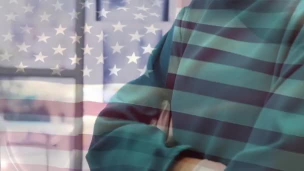 顔の面で外科医に手を振るウサの旗のアニメーション グローバルCovid 19パンデミックと医療サービスコンセプトデジタルで生成されたビデオ — ストック動画