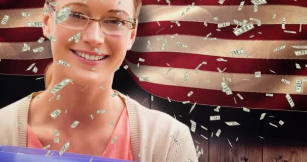 Animazione Donne Sorridenti Banconote Sulla Bandiera Americana Patriottismo Concetto Celebrazione — Video Stock