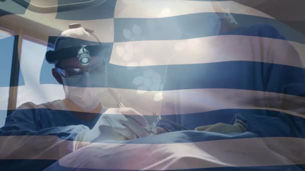 希腊国旗飘扬在戴着口罩的外科医生头上 全球联盟19大流行病和保健服务概念数字制作视频 — 图库视频影像