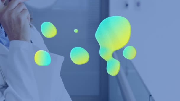 Animation Taches Bleues Jaunes Sur Médecin Regardant Par Fenêtre Concept — Video
