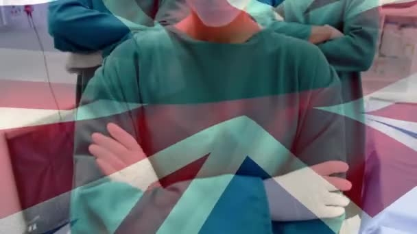 在一群戴口罩的医生身上进行英国国旗的动画制作 全球医学 医疗保健和技术概念数码视频 — 图库视频影像