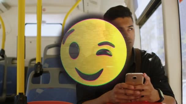 バスの中でスマートフォンを使って男の上に幸せな絵文字のアニメーション 世界中のソーシャルメディア デジタルインターフェース テクノロジーと接続の概念デジタルで生成されたビデオ — ストック動画