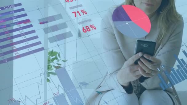 Animação Estatísticas Processamento Dados Sobre Mulher Usando Smartphone Interface Digital — Vídeo de Stock