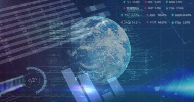 Grafiklerin, grafiklerin, finansal verilerin ve karanlık arka planda hareket eden dijital arayüzün görüntüsü. Küresel dijital finans ağı konsepti dijital bileşik.