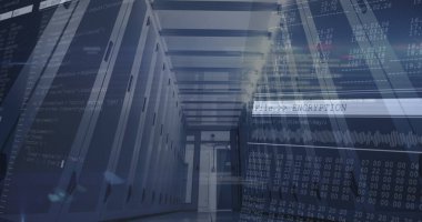 Bilgisayar odasındaki bilgisayar sunucularıyla bilgisayar ekranlarındaki veri işleme resmi. 