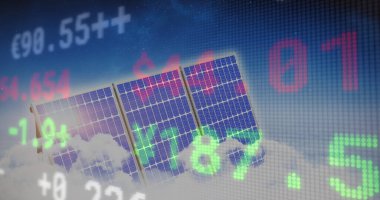 Mavi gökyüzündeki güneş panellerine karşı borsa verileri işliyor. küresel finansman ve yenilenebilir enerji kavramı