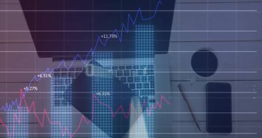 Masada dizüstü bilgisayar ve tablet üzerinde finansal veri işleme resmi var. dijital arayüz, küresel finans ve iş konsepti dijital olarak oluşturulmuş görüntü.