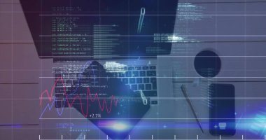 Masada dizüstü bilgisayar ve tablet üzerinde finansal veri işleme resmi var. dijital arayüz, küresel finans ve iş konsepti dijital olarak oluşturulmuş görüntü.