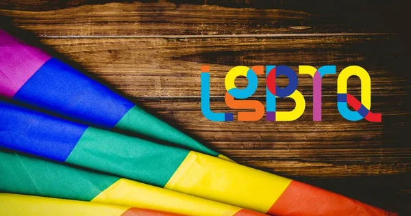 Tekst Lgbtq Tęczowa Flaga Nad Drewnianymi Deskami Koncepcja Igbtq Dumy — Zdjęcie stockowe