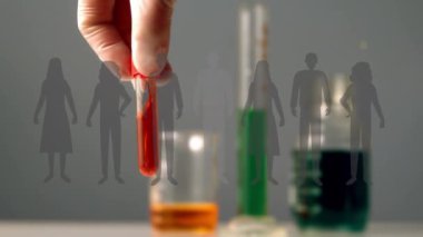 Ölçüm bardakları üzerinde evde kalıp yazma animasyonu. küresel covid 19 salgın hastalık ve sağlık hizmetleri konsepti dijital olarak oluşturulmuş video.