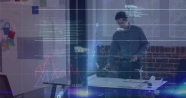 Ofisteki iş adamının finansal veri işleme animasyonu. küresel iş, finans, bağlantılar ve dijital arayüz konsepti dijital olarak oluşturulmuş video.