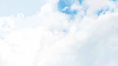 Gökyüzündeki bulutların üzerindeki insan simgeleriyle bağlantı ağının animasyonu. küresel çevrimiçi bağlantılar, dijital arayüz ve dijital olarak oluşturulan iletişim konsepti.