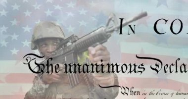 Amerikan bayrağı üzerinde silahlı asker animasyonu. Vatanseverlik ve kutlama konsepti dijital olarak oluşturulmuş video.