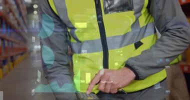 Depoda çalışan adamın veri işleme animasyonu. küresel sevkiyat, dağıtım ve bağlantılar konsepti dijital olarak oluşturulmuş video.