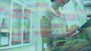 Ofisteki iş kadınıyla ilgili finansal veri işleme animasyonu. küresel iş, finans, bağlantılar ve dijital arayüz konsepti dijital olarak oluşturulmuş video.