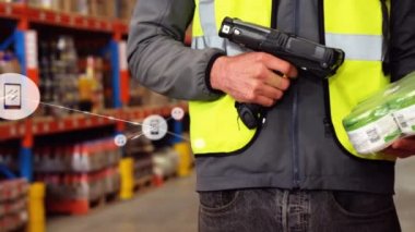 Depoda çalışan adamın üzerindeki ikonlarla olan bağlantıların animasyonu. küresel gönderim ve bağlantılar konsepti dijital olarak oluşturulmuş video.